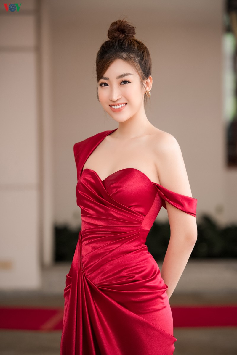 hoa hau do my linh goi cam voi dam lenh vai tu tin lam mc  hinh 1