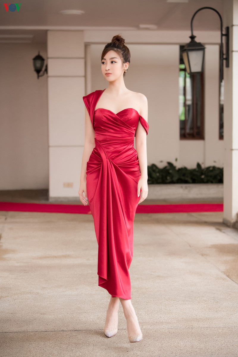 hoa hau do my linh goi cam voi dam lenh vai tu tin lam mc  hinh 2
