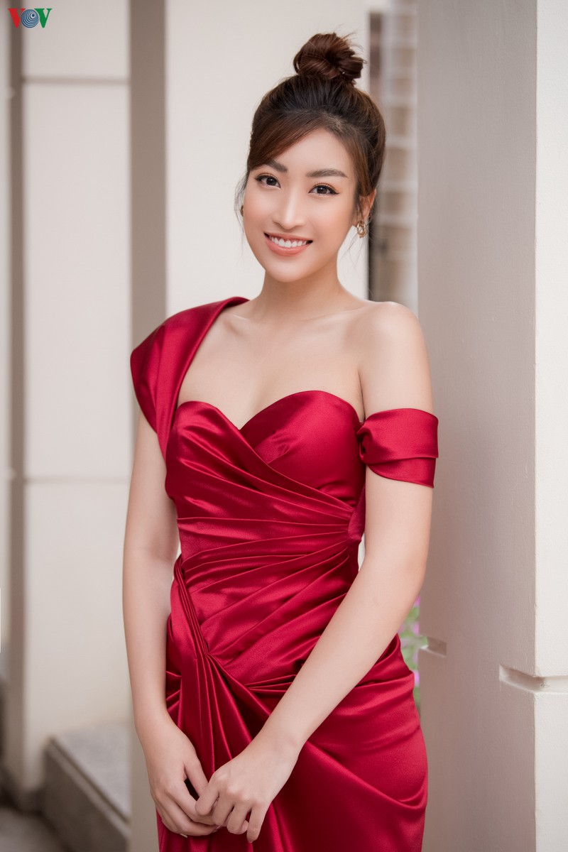 hoa hau do my linh goi cam voi dam lenh vai tu tin lam mc  hinh 5