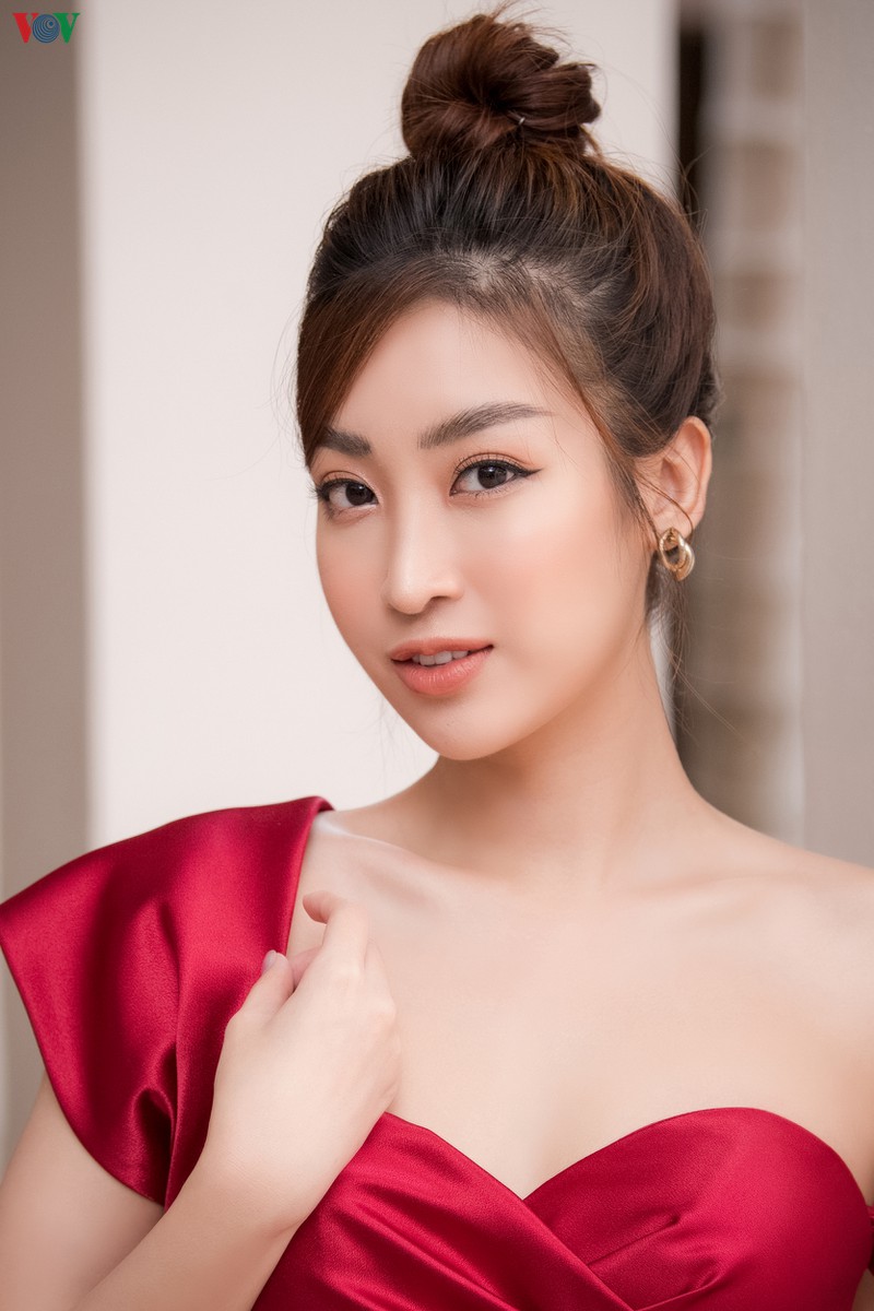hoa hau do my linh goi cam voi dam lenh vai tu tin lam mc  hinh 4