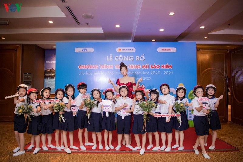 hoa hau do my linh goi cam voi dam lenh vai tu tin lam mc  hinh 12