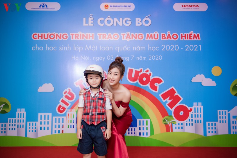 hoa hau do my linh goi cam voi dam lenh vai tu tin lam mc  hinh 15
