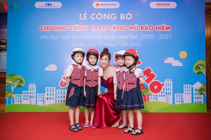 hoa hau do my linh goi cam voi dam lenh vai tu tin lam mc  hinh 14