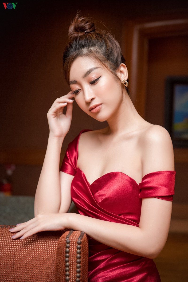 hoa hau do my linh goi cam voi dam lenh vai tu tin lam mc  hinh 7