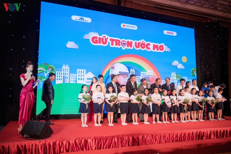 hoa hau do my linh goi cam voi dam lenh vai tu tin lam mc  hinh 11