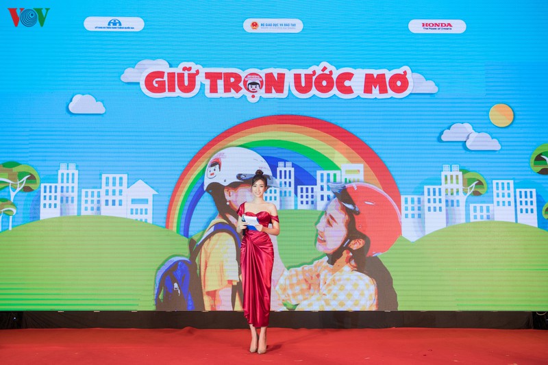 hoa hau do my linh goi cam voi dam lenh vai tu tin lam mc  hinh 9
