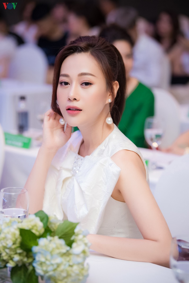 phuong oanh so ke nhan sac voi huyen lizzie, thu hoai hinh 4