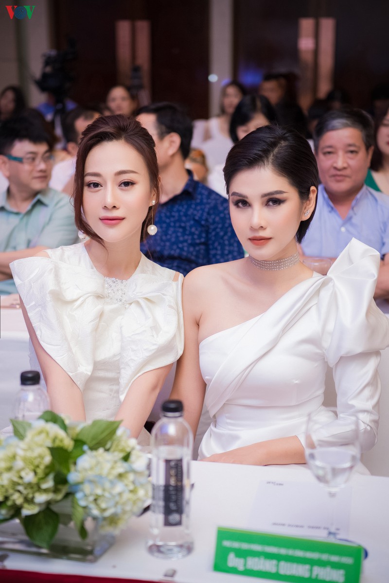 phuong oanh so ke nhan sac voi huyen lizzie, thu hoai hinh 2