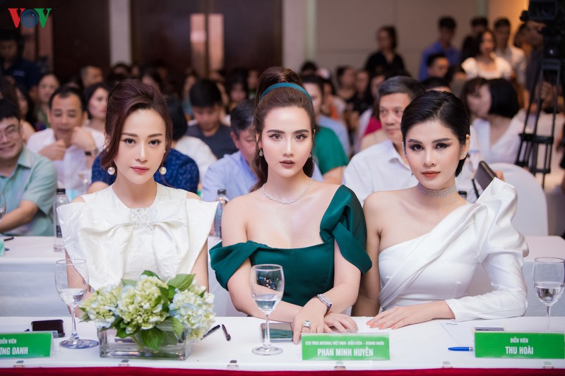 phuong oanh so ke nhan sac voi huyen lizzie, thu hoai hinh 1