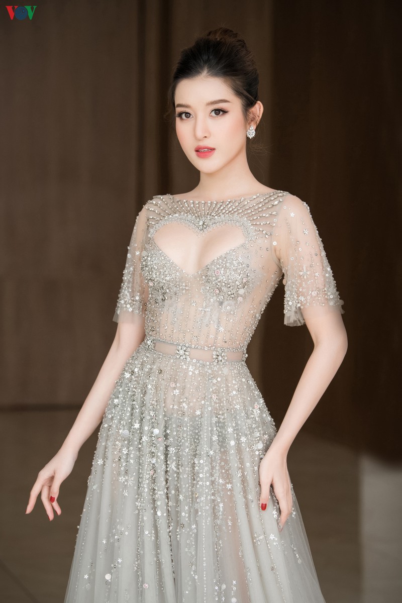 a hau huyen my nong bong voi thiet ke vay xe nguc hinh trai tim hinh 5