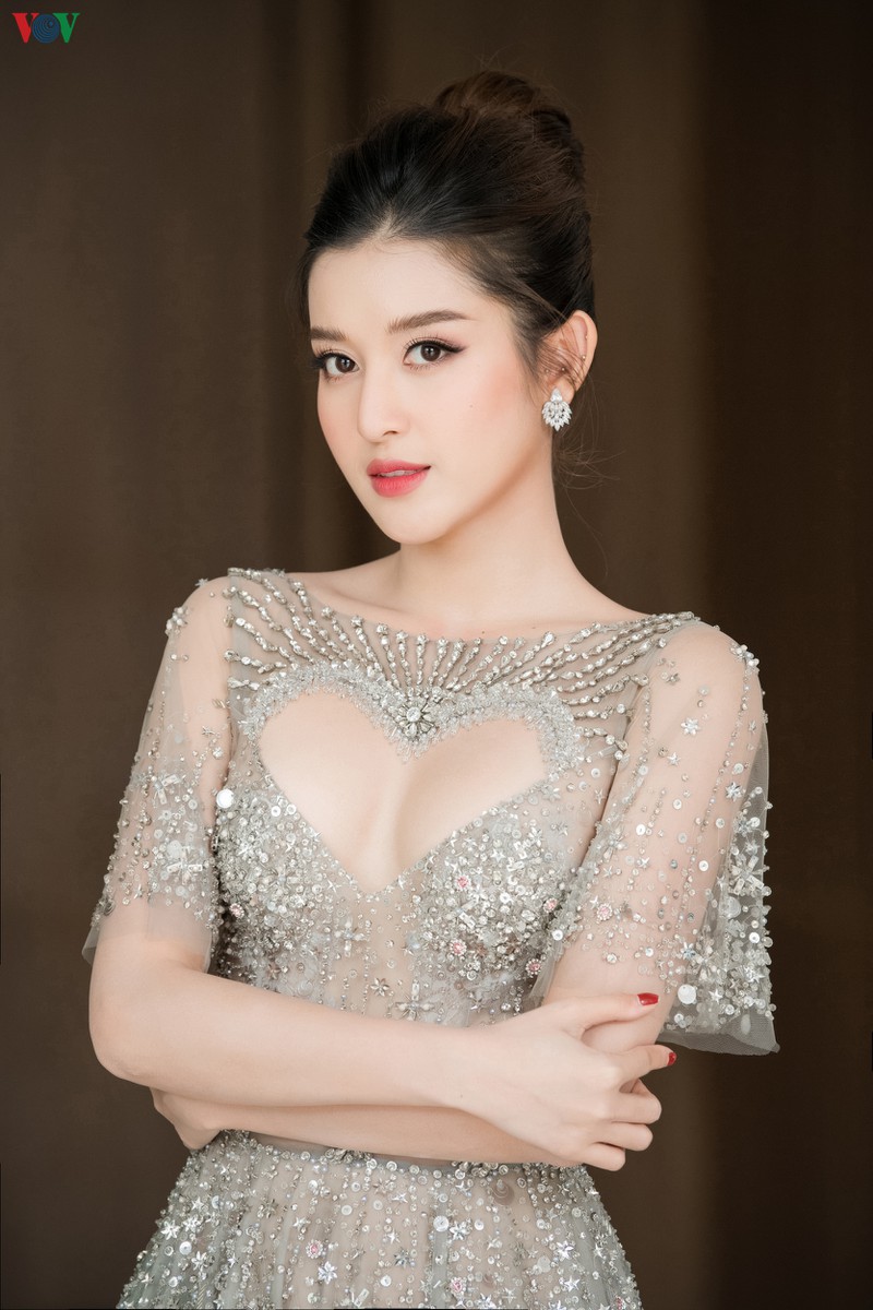 a hau huyen my nong bong voi thiet ke vay xe nguc hinh trai tim hinh 6