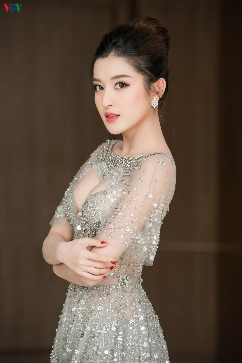 a hau huyen my nong bong voi thiet ke vay xe nguc hinh trai tim hinh 8