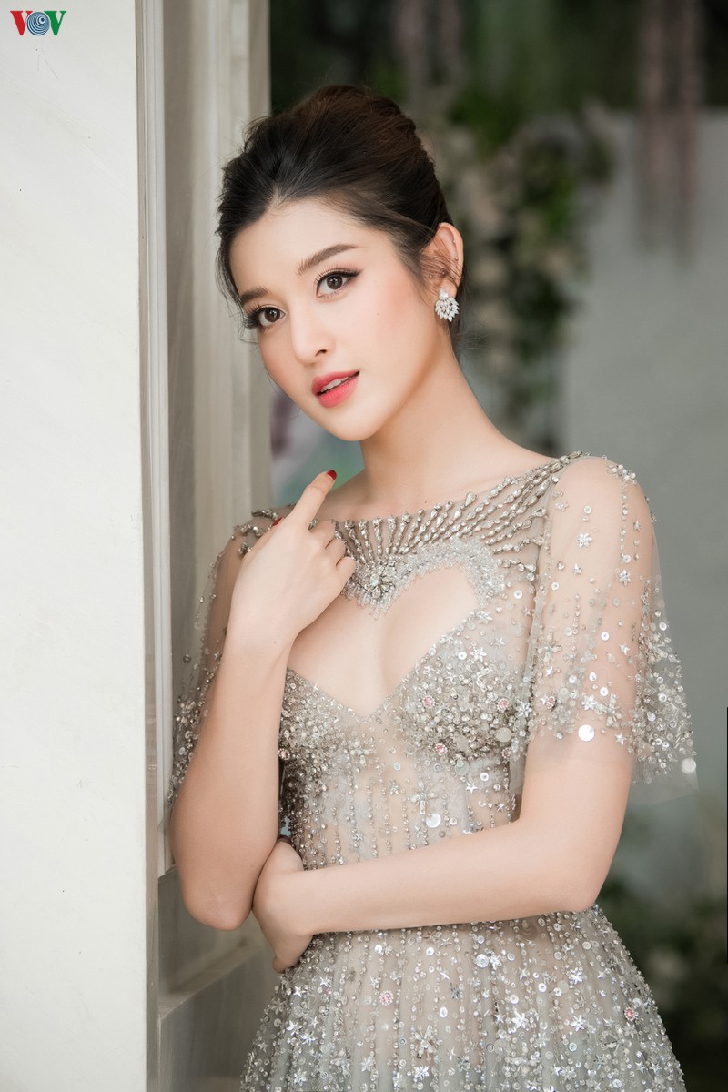 a hau huyen my nong bong voi thiet ke vay xe nguc hinh trai tim hinh 9