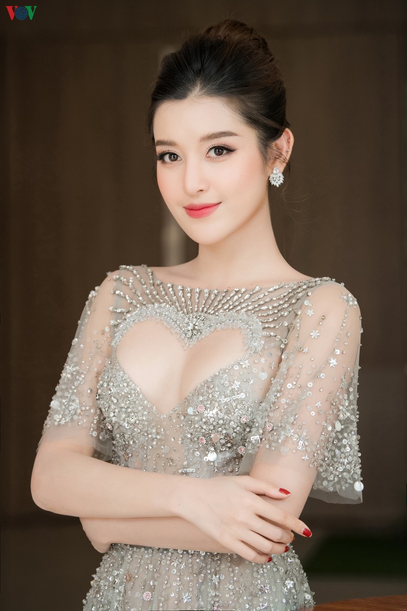 a hau huyen my nong bong voi thiet ke vay xe nguc hinh trai tim hinh 2