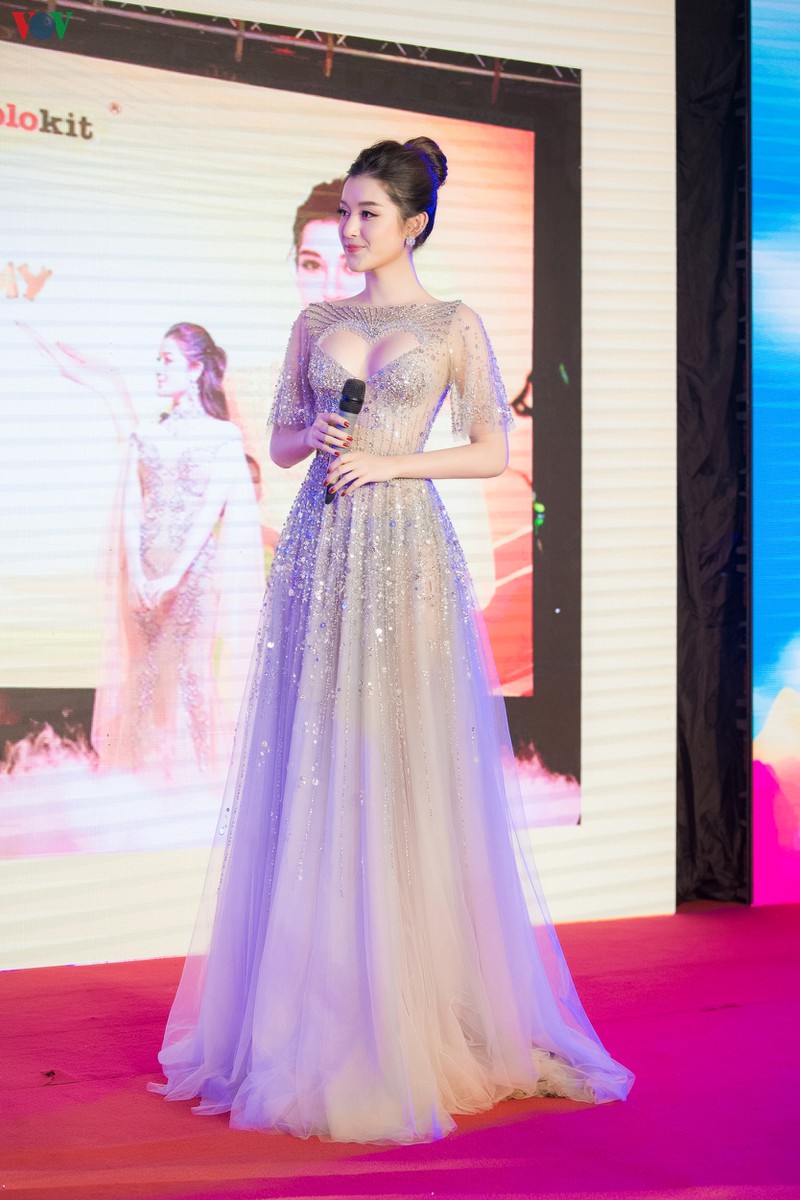 a hau huyen my nong bong voi thiet ke vay xe nguc hinh trai tim hinh 10