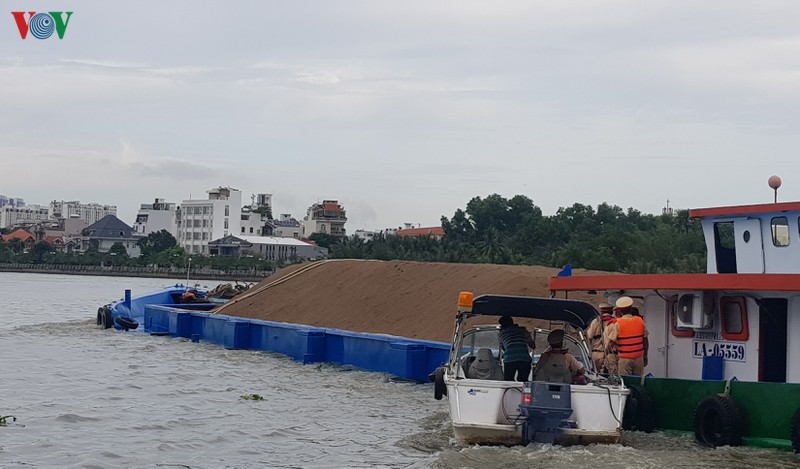 phuong tien bat chap canh bao, co tinh vi pham atgt duong thuy hinh 3