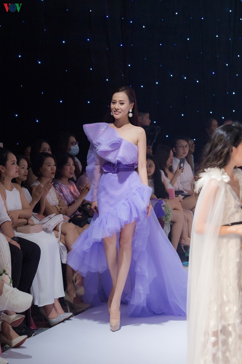 phuong oanh toa sang tren san catwalk sau thong bao nghi dong phim hinh 9