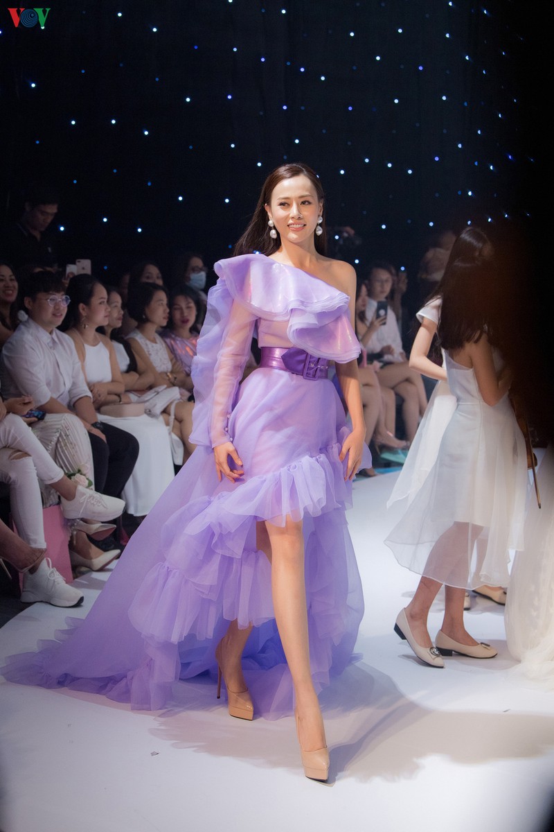 phuong oanh toa sang tren san catwalk sau thong bao nghi dong phim hinh 10