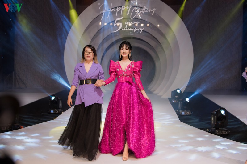 lynk lee lan dau mac dam long lay, di giay cao got dien thoi trang hinh 1