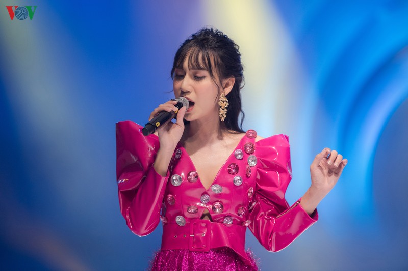 lynk lee lan dau mac dam long lay, di giay cao got dien thoi trang hinh 10