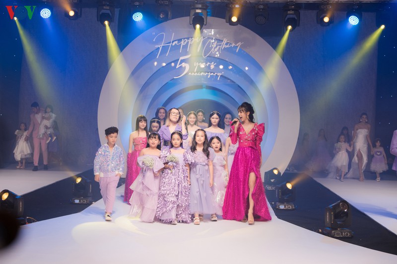 lynk lee lan dau mac dam long lay, di giay cao got dien thoi trang hinh 11