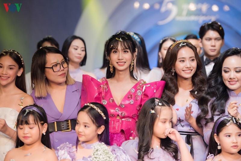 lynk lee lan dau mac dam long lay, di giay cao got dien thoi trang hinh 2