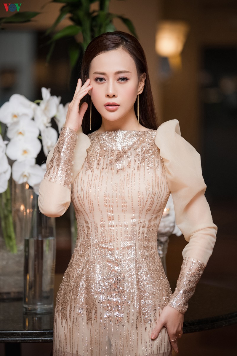 phuong oanh toa sang tren san catwalk sau thong bao nghi dong phim hinh 11