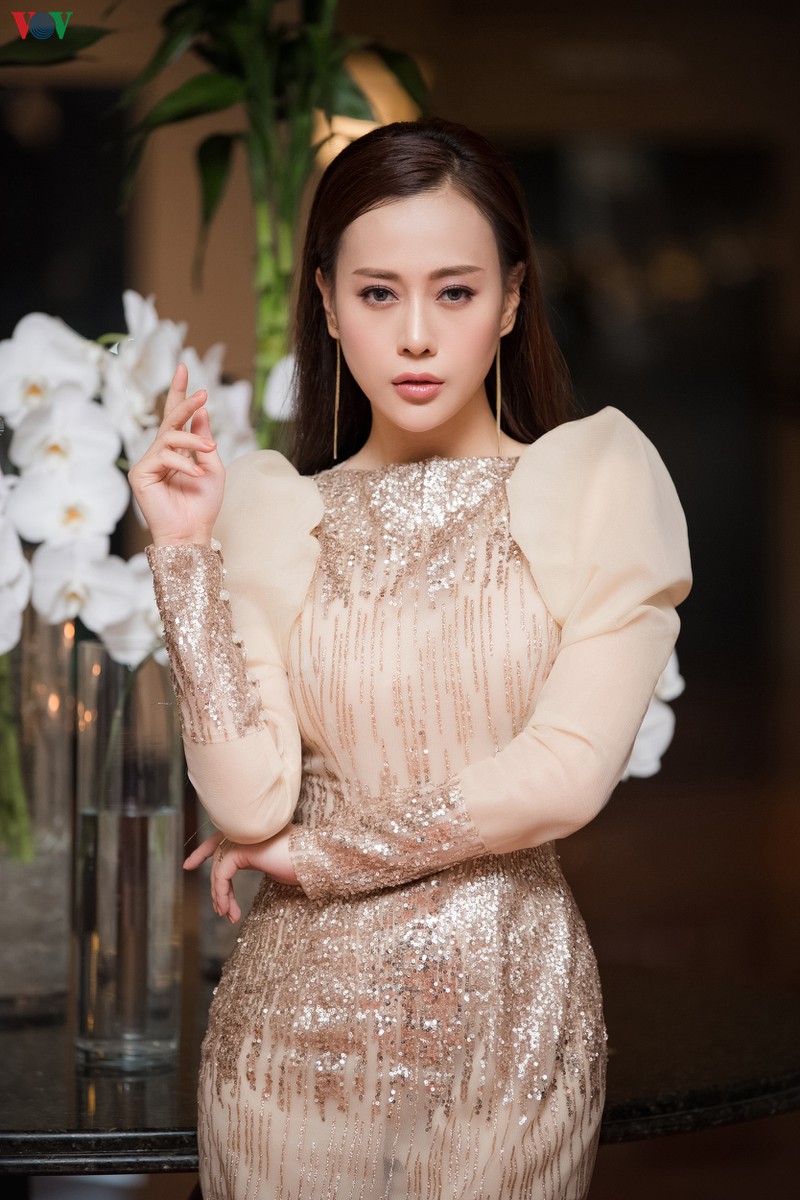 phuong oanh toa sang tren san catwalk sau thong bao nghi dong phim hinh 12