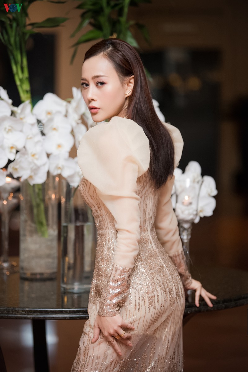 phuong oanh toa sang tren san catwalk sau thong bao nghi dong phim hinh 13
