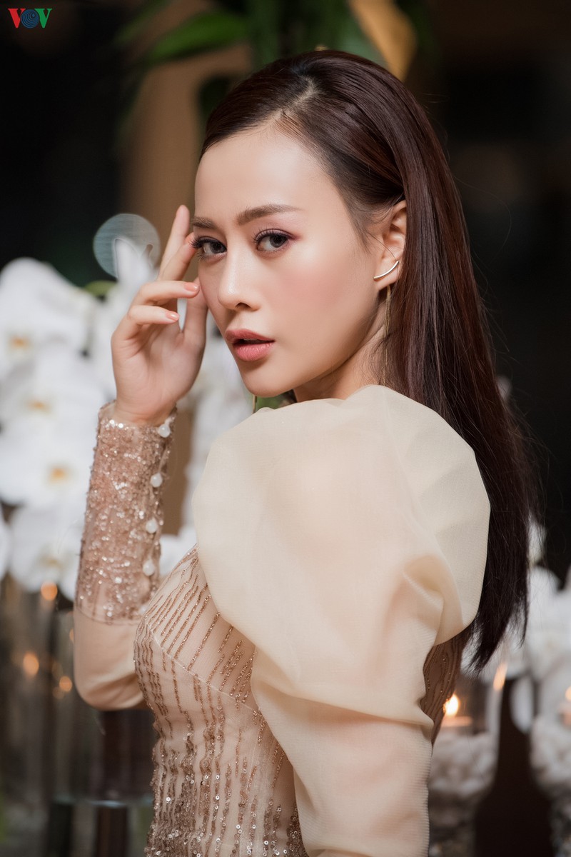phuong oanh toa sang tren san catwalk sau thong bao nghi dong phim hinh 14