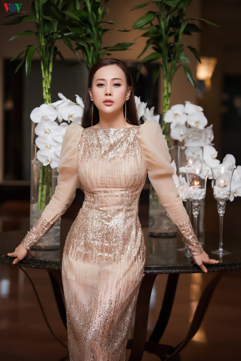 phuong oanh toa sang tren san catwalk sau thong bao nghi dong phim hinh 15