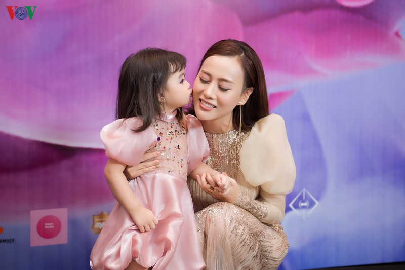 phuong oanh toa sang tren san catwalk sau thong bao nghi dong phim hinh 16