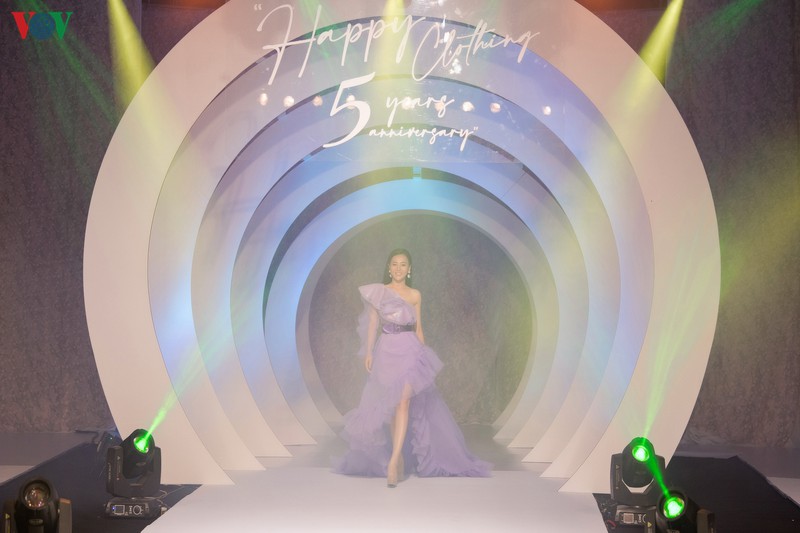 phuong oanh toa sang tren san catwalk sau thong bao nghi dong phim hinh 1