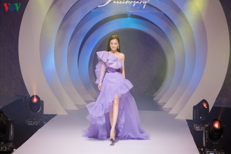 phuong oanh toa sang tren san catwalk sau thong bao nghi dong phim hinh 2