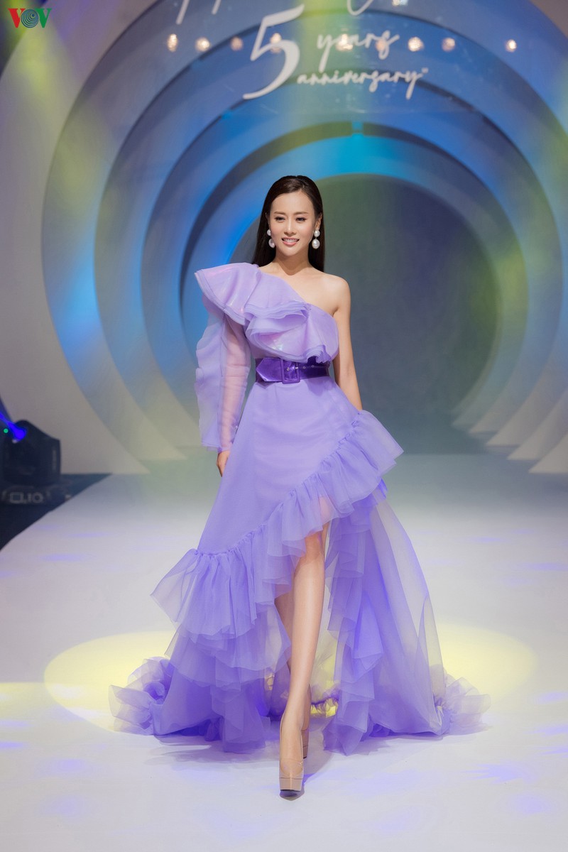 chuyen showbiz: khanh thi dien bikini ton dang "cuc pham" hinh 4