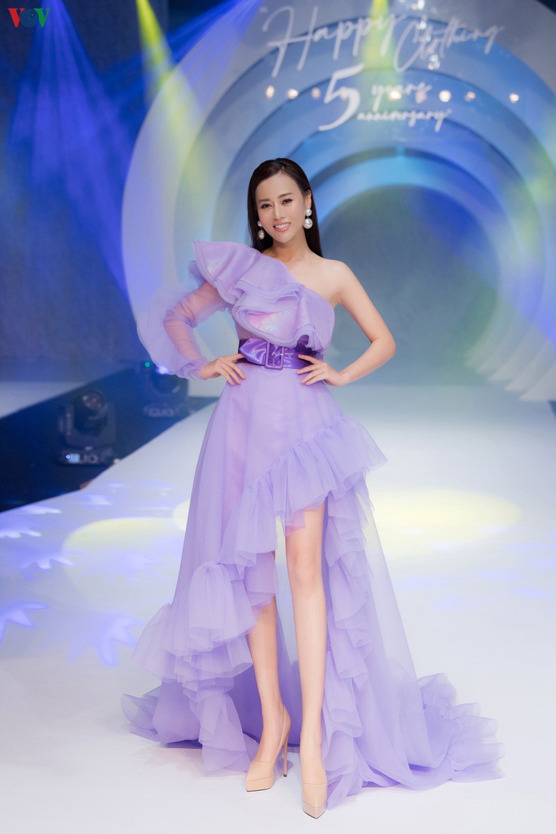 phuong oanh toa sang tren san catwalk sau thong bao nghi dong phim hinh 4