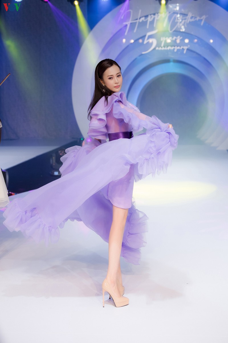 phuong oanh toa sang tren san catwalk sau thong bao nghi dong phim hinh 6