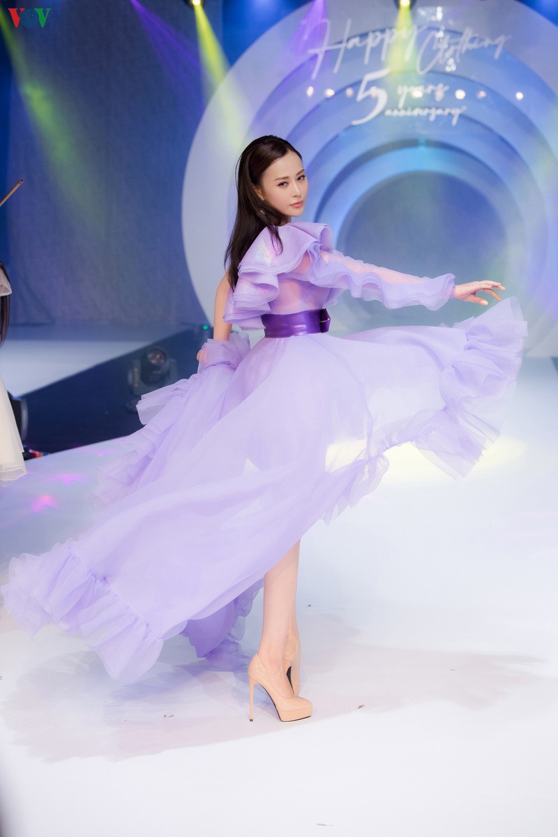 phuong oanh toa sang tren san catwalk sau thong bao nghi dong phim hinh 7