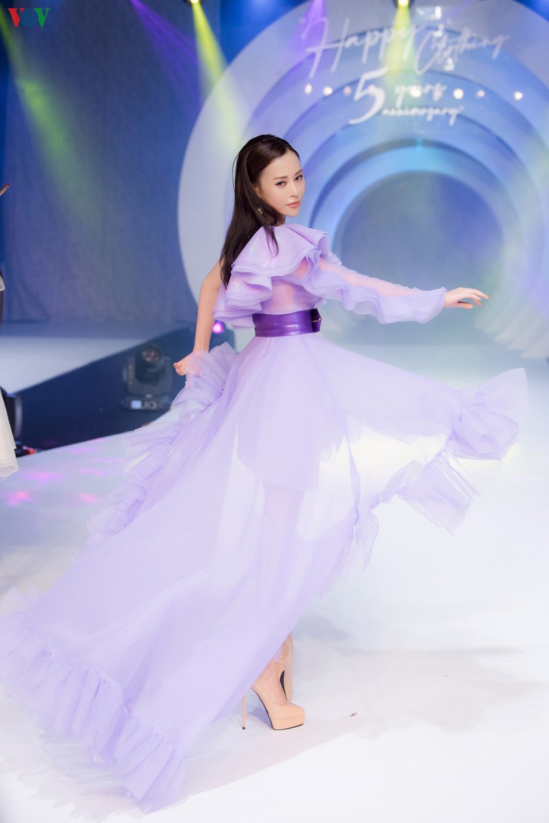 phuong oanh toa sang tren san catwalk sau thong bao nghi dong phim hinh 8