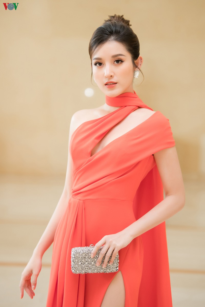 a hau huyen my goi cam voi thiet ke vay xe nguc quyen ru  hinh 1