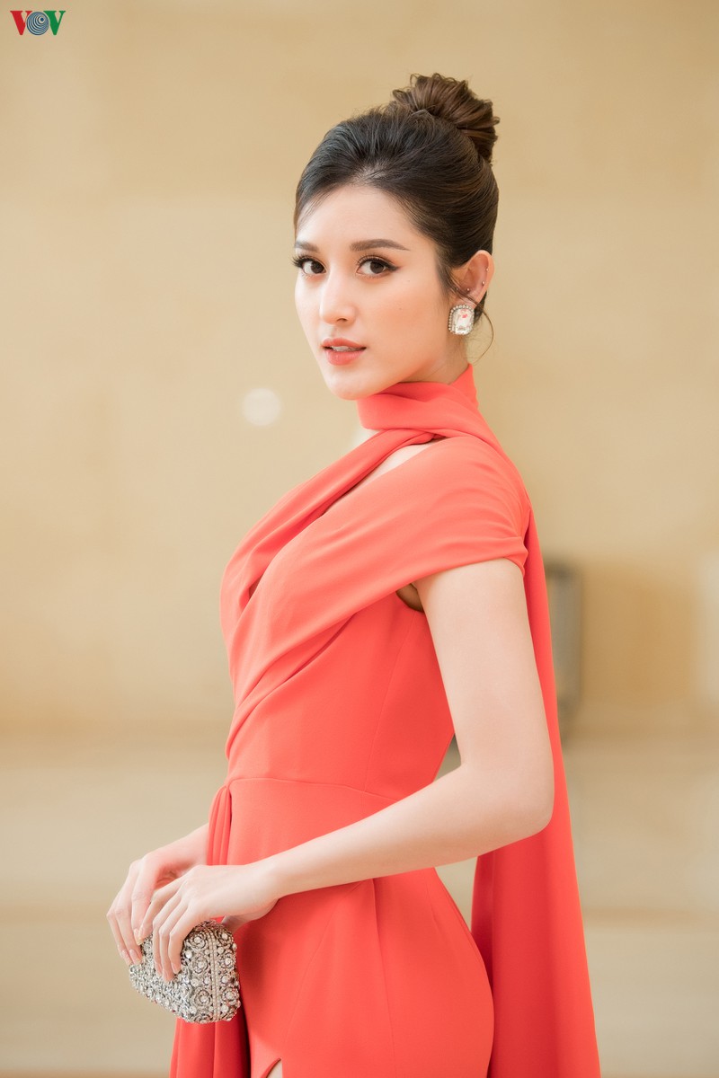 a hau huyen my goi cam voi thiet ke vay xe nguc quyen ru  hinh 3