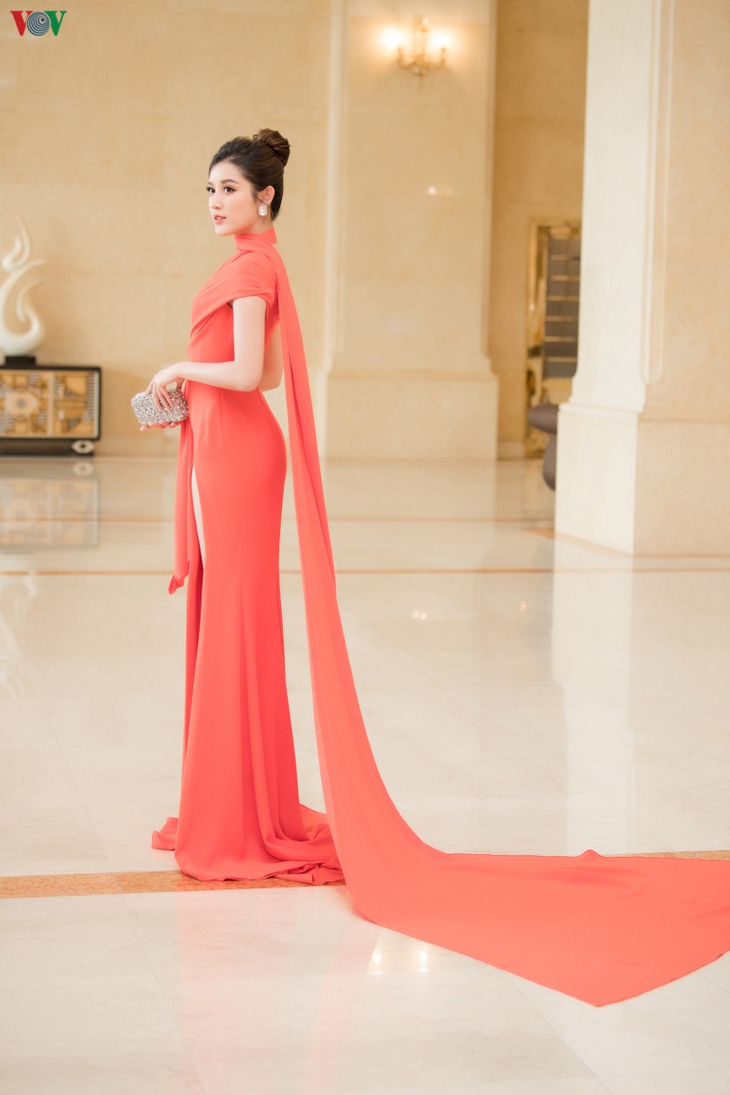 a hau huyen my goi cam voi thiet ke vay xe nguc quyen ru  hinh 4