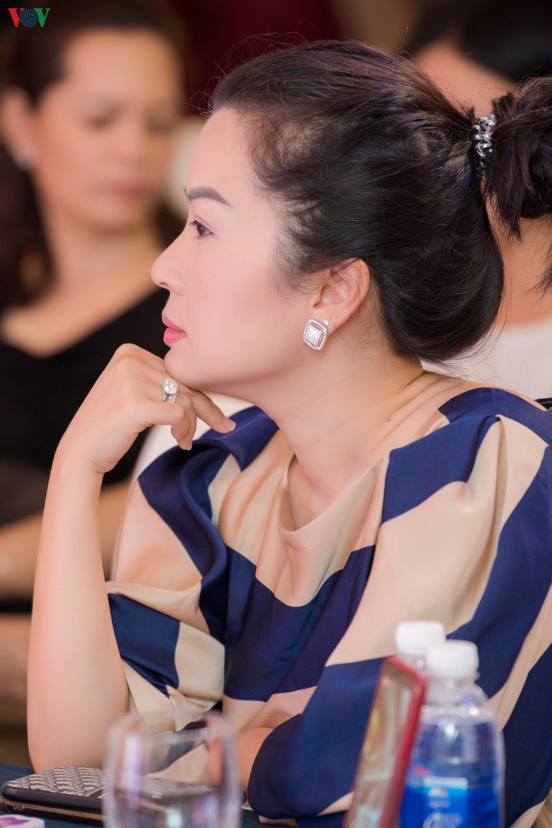 a hau huyen my goi cam voi thiet ke vay xe nguc quyen ru  hinh 10