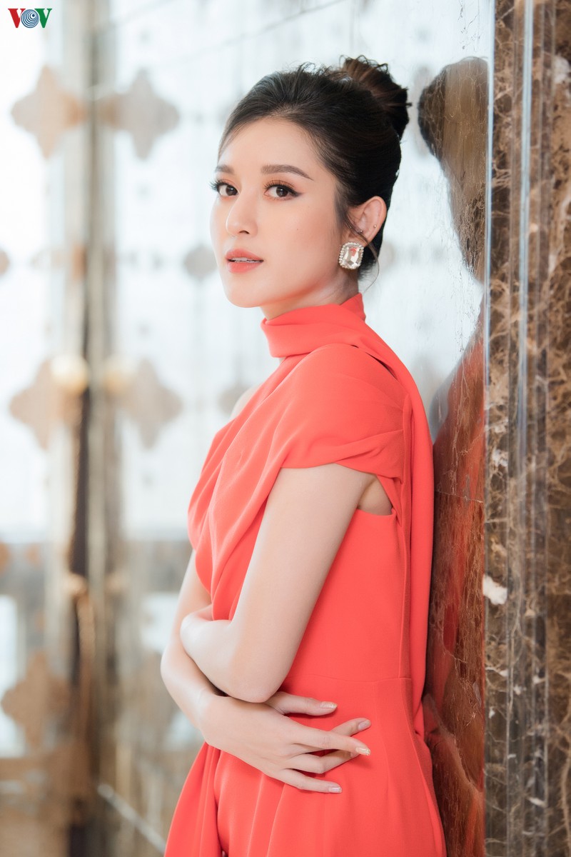 a hau huyen my goi cam voi thiet ke vay xe nguc quyen ru  hinh 7