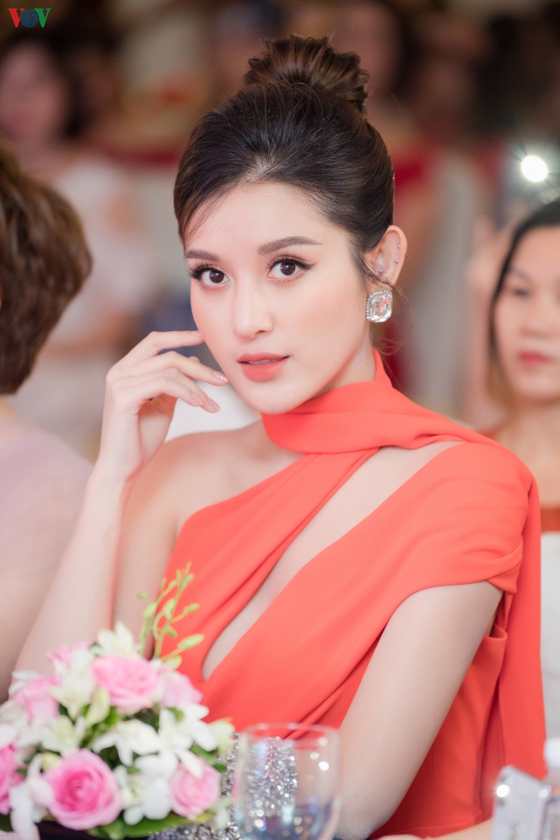 a hau huyen my goi cam voi thiet ke vay xe nguc quyen ru  hinh 9