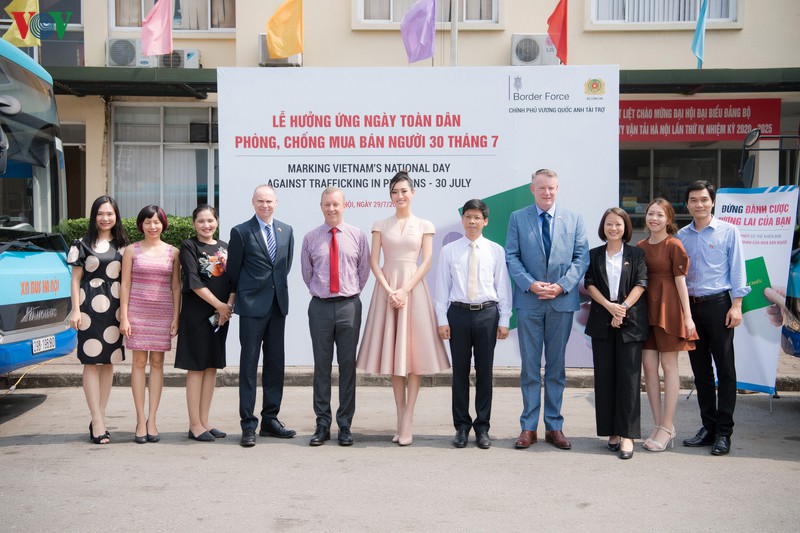hoa hau luong thuy linh vui ve tro chuyen cung dai su anh tai viet nam hinh 15