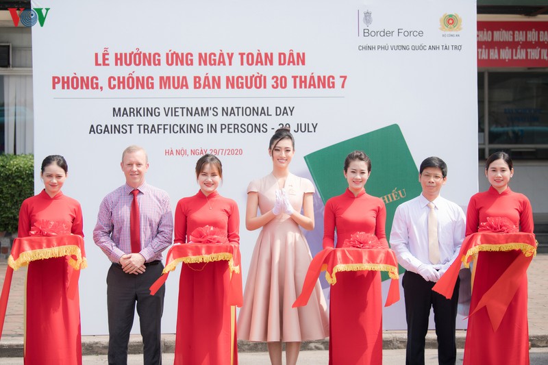 hoa hau luong thuy linh vui ve tro chuyen cung dai su anh tai viet nam hinh 9