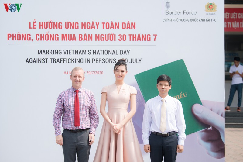 hoa hau luong thuy linh vui ve tro chuyen cung dai su anh tai viet nam hinh 6