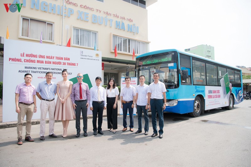 hoa hau luong thuy linh vui ve tro chuyen cung dai su anh tai viet nam hinh 14