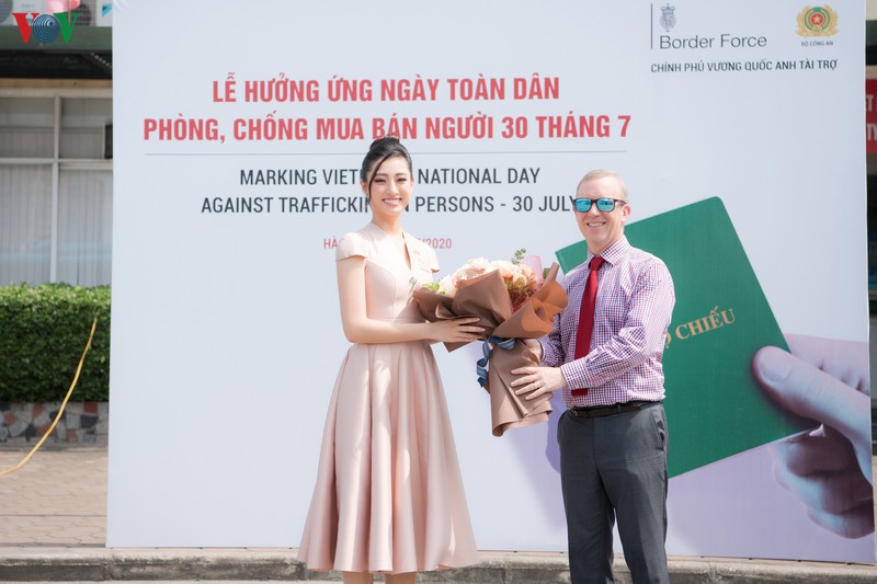 hoa hau luong thuy linh vui ve tro chuyen cung dai su anh tai viet nam hinh 12